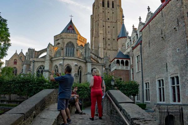 Belgique vue sur Onze Lieve Vrouw Brugge depuis le pont saint-Boniface
